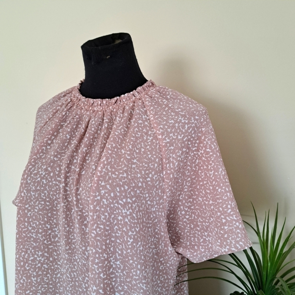 Reitmans Short Sleeve Blouse XL Dusty Pink and White Print Gathered Crew Neck - Picture 2 of 15